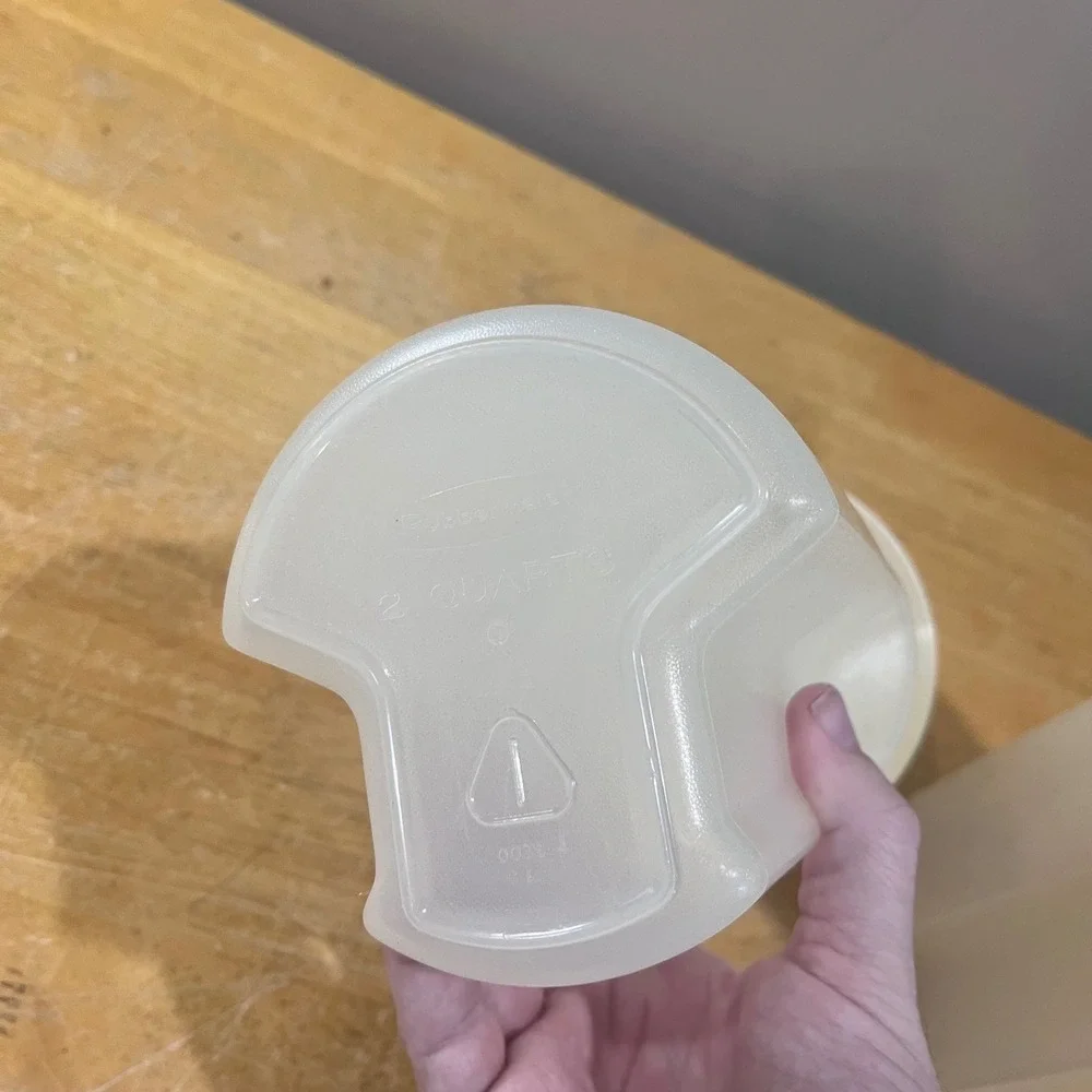 Vtg Rubbermaid 2 Qt Servin Saver Set of 2 Almond Flip Top T-Shape‎ Easy Grip